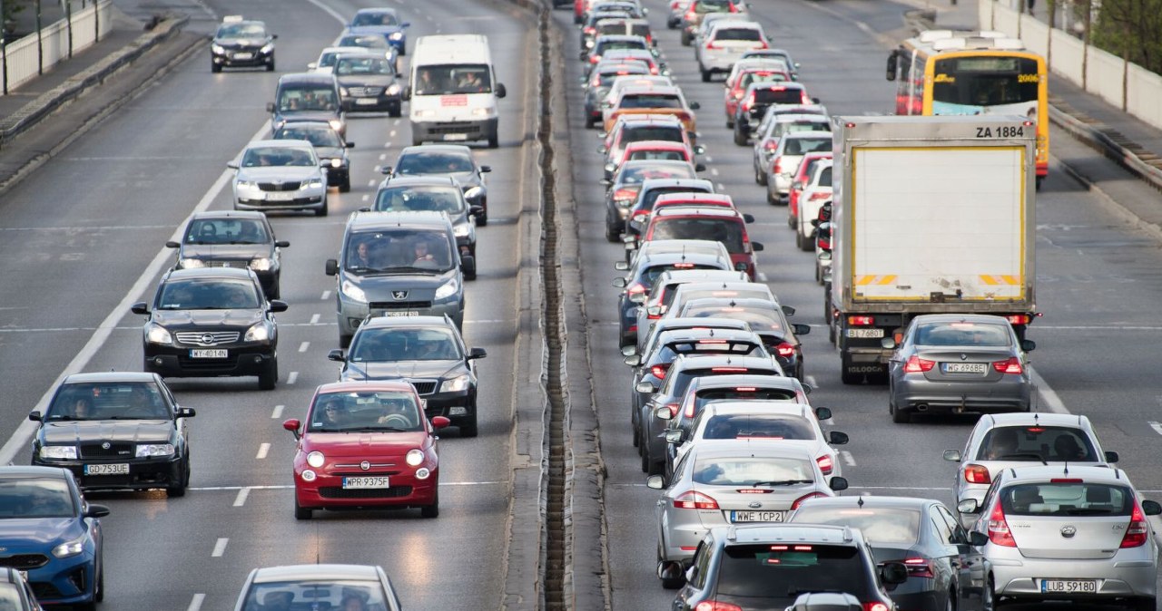 Ministerstwo wyjaśnia, czy auta elektryczne pojadą buspasami po 2025 roku