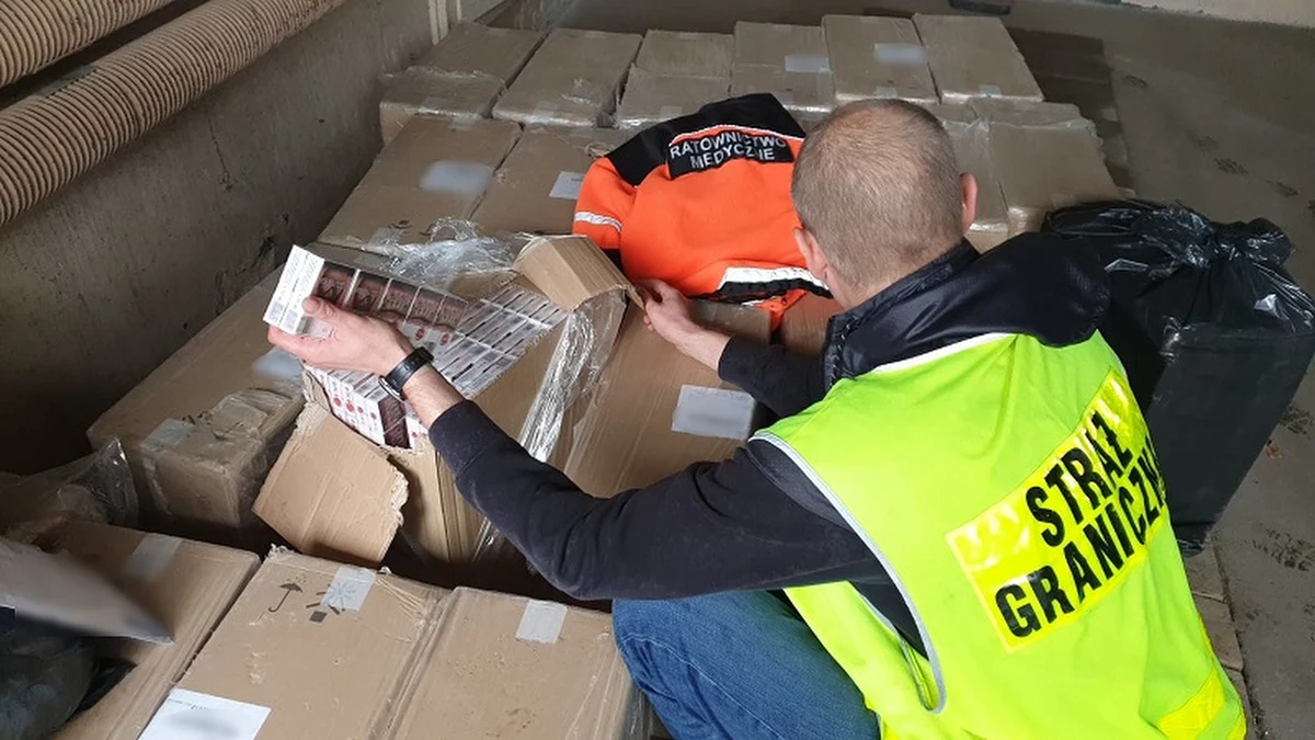 Mieszkaniec powiatu bartoszyckiego kupił dwa pojazdy medyczne i udając ratownika woził białoruskie papierosy. Wpadł w ręce funkcjonariuszy z placówki Straży Granicznej w Braniewie. W sumie  zabezpieczono ponad 1,4 mln sztuk papierosów z białoruską akcyzą. 