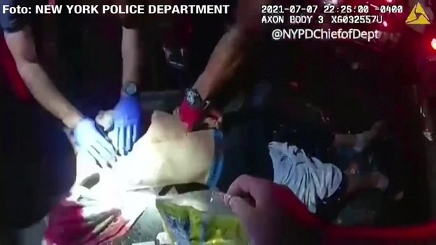 Nowojorski policjant Ronald Kennedy, interweniując w Harlemie po ataku nożownika, wykazał się niecodzienną inwencją medyczną. Rannego w pierś mężczyznę opatrzył przy pomocy taśmy klejącej i paczki po czipsach. Przybyli na miejsce ratownicy zamienili opatrunek à la MacGyver na profesjonalny, ale podkreślili, że życie ofierze uratował policjant.