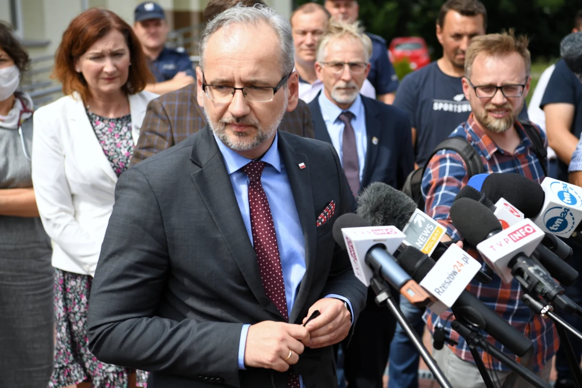 "Zero tolerancji dla agresywnych zachowań antyszczepionkowców. Rozmawiam z ministrem spraw wewnętrznych i administracji oraz ministrem sprawiedliwości o podjęciu zdecydowanych kroków nad zaostrzeniem polityki państwa w tym zakresie" - powiedział minister zdrowia Adam Niedzielski.
