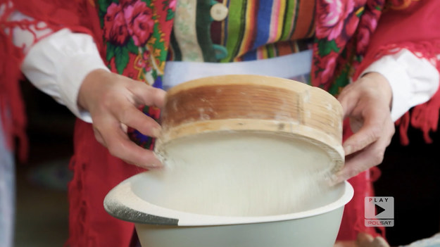Na Mazowszu mieszkają siostry Celina Szymańska i Maria Osica. Panie znane są w okolicy z tego, że kultywują lokalne tradycje. Dziś bliźniaczki zabrały się za pieczenie chleba.