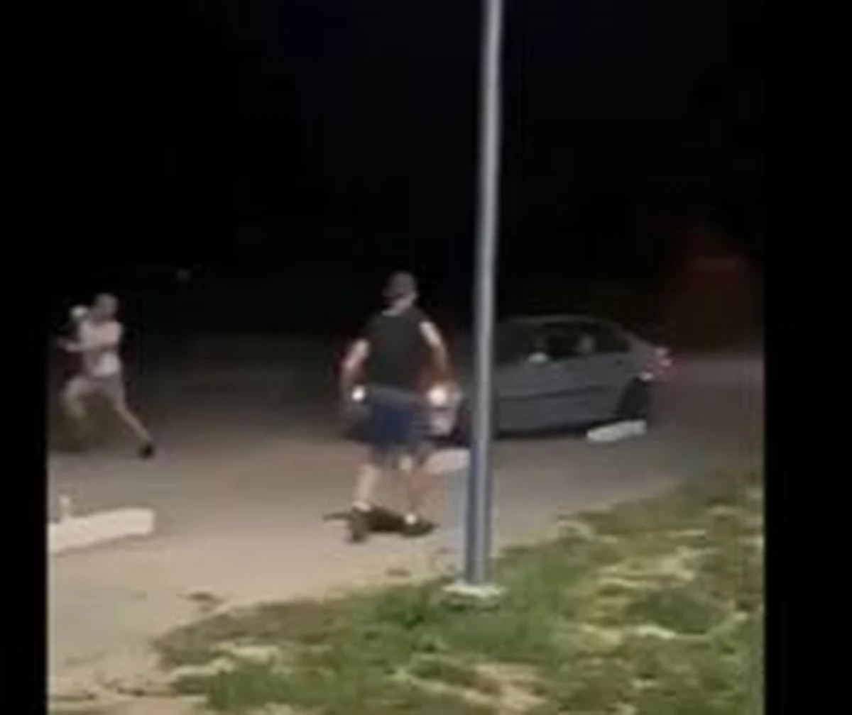 26-letni mężczyzna podejrzany o próbę przejechania samochodem pieszych w miniony weekend w Radymnie (woj. podkarpackie) usłyszał zarzut narażenia kilku osób na bezpośrednie niebezpieczeństwo utraty życia albo ciężkiego uszczerbku na zdrowiu. Grozi mu do 3 lat więzienia.