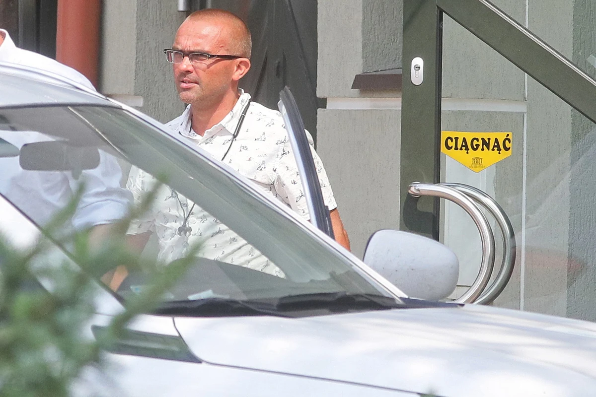 "W tej sprawie nie chodzi o mnie, a o skuteczne pozbycie się przez rządzący PiS mojego ojca ze stanowiska prezesa NIK" - mówi w RMF FM Jakub Banaś. W ten sposób komentuje swoje zatrzymanie i postawienie mu zarzutów przez prokuraturę.