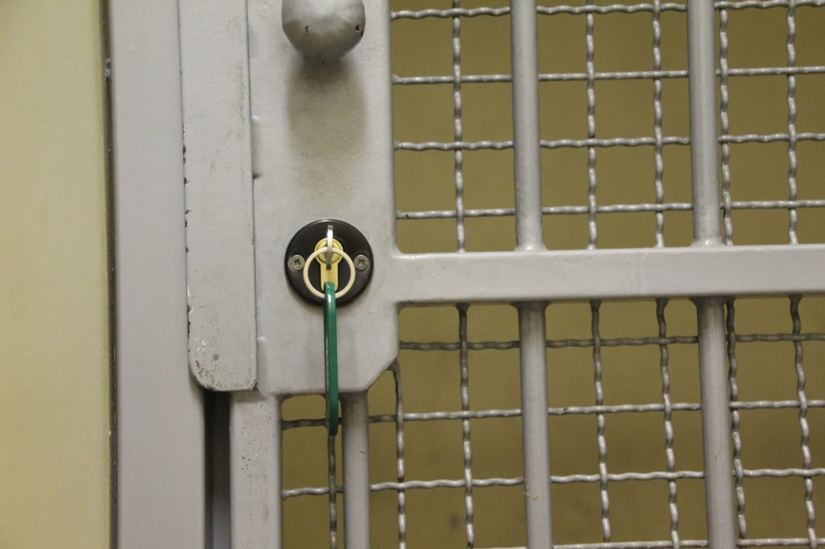 Prokuratura i policja ustalają okoliczności śmierci 53-letniego mężczyzny, który zmarł w celi Komendy Powiatowej Policji w Busku-Zdroju.