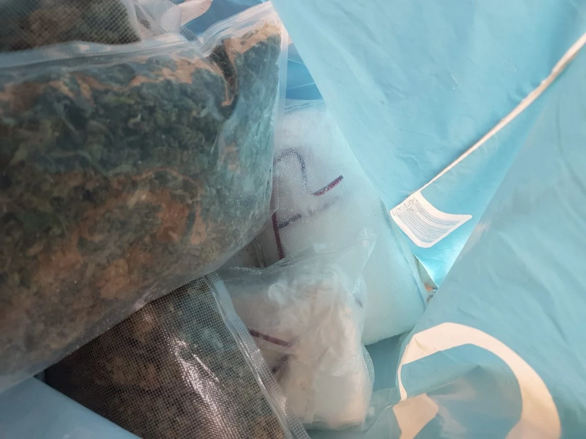 ​Co najmniej trzy lata więzienia grożą 24-latkowi z powiatu pilskiego (woj. wielkopolskie), który przewoził autem ponad 1 kg narkotyków, a kolejne 3 kg przechowywał w swoim mieszkaniu. W sprawie zatrzymano jeszcze dwie inne osoby - podała policja.