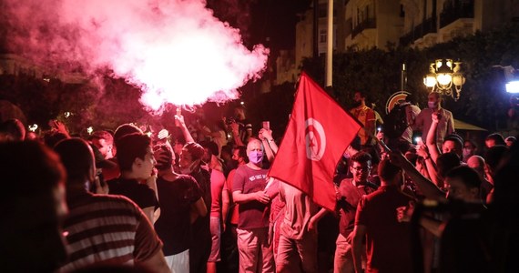 Niespokojna sytuacja wciąż jest w Tunezji. W niedzielę prezydent Kajs Saied zdymisjonował rząd premiera Hiszama Meszisziego i zawiesił parlament na 30 dni, a posłowie zostali pozbawieni immunitetu. Wejście do budynku parlamentu zostało zablokowane przez wojsko, które otoczyło także szereg rządowych departamentów i biuro katarskiej telewizji Al-Dżazira. Saied miał to zrobić w reakcji na protesty przeciwko politycznym elitom, jednak jego przeciwnicy oskarżają go o zamach stanu. Komentatorzy z kolei twierdzą, że upada jedyna demokracja, która wyłoniła się w wyniku tzw. arabskiej wiosny.
