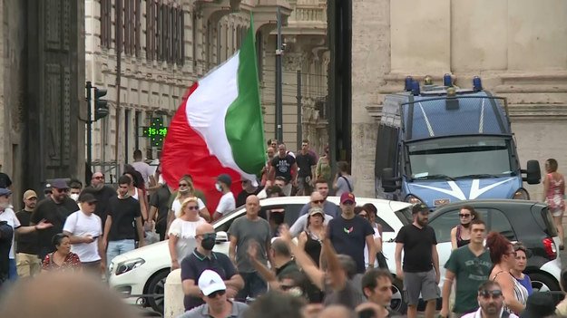 W Rzymie odbywają się dwa protesty. Jeden organizowany przez grupy polityczne, drugi organizowany przez właścicieli barów i restauracji, przeciwko wprowadzeniu przez rząd restrykcji wobec osób nieszczepionych. Zielona przepustka, która jest przedłużeniem unijnego cyfrowego certyfikatu Covid, będzie wymagana od 6 sierpnia, aby wejść do kin, muzeów, krytych basenów lub stadionów sportowych lub zjeść posiłek w restauracjach.