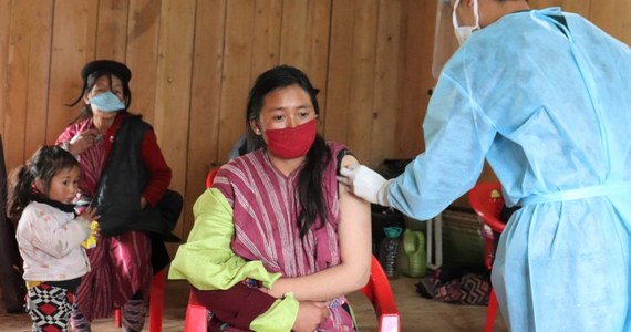 Bhutan zakończył kampanię szczepień przeciw Covid-19, dwie dawki preparatu otrzymała cała dorosła populacja tego kraju - poinformowała agencja EFE.