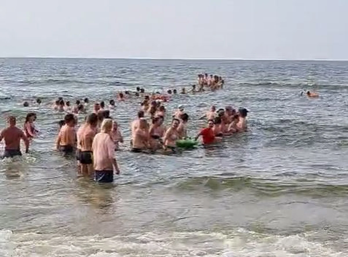Akcja ratunkowa na jednej z niestrzeżonych plaż w Międzyzdrojach. Zakończyła się powodzeniem tylko dzięki współpracy plażowiczów ze służbami. Pod wodą zniknął 16-latek. Chłopca udało się odnaleźć dzięki utworzonemu "łańcuchowi życia".