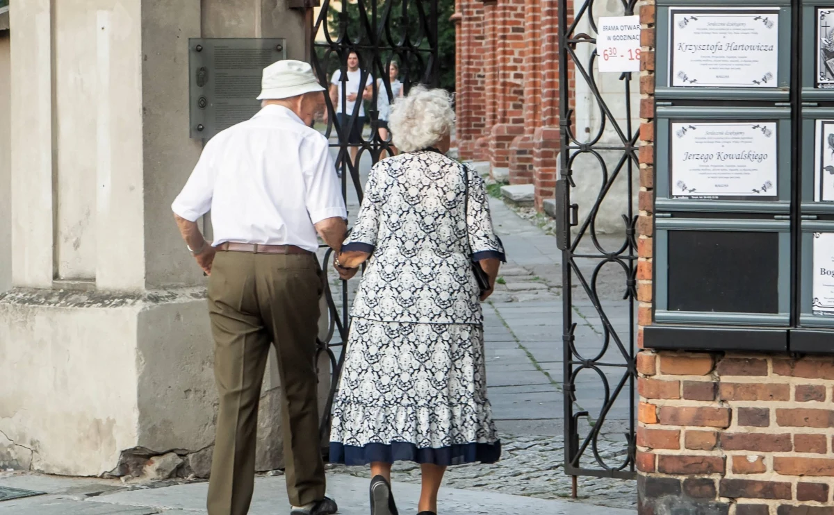 ​Wdowie lub wdowcowi powinno przysługiwać dodatkowo 25 proc. emerytury zmarłego współmałżonka; to jedna z propozycji PO dotyczących zmian w systemie emerytalnym - mówiła w czwartek w Kielcach posłanka PO Marzena Okła-Drewnowicz.