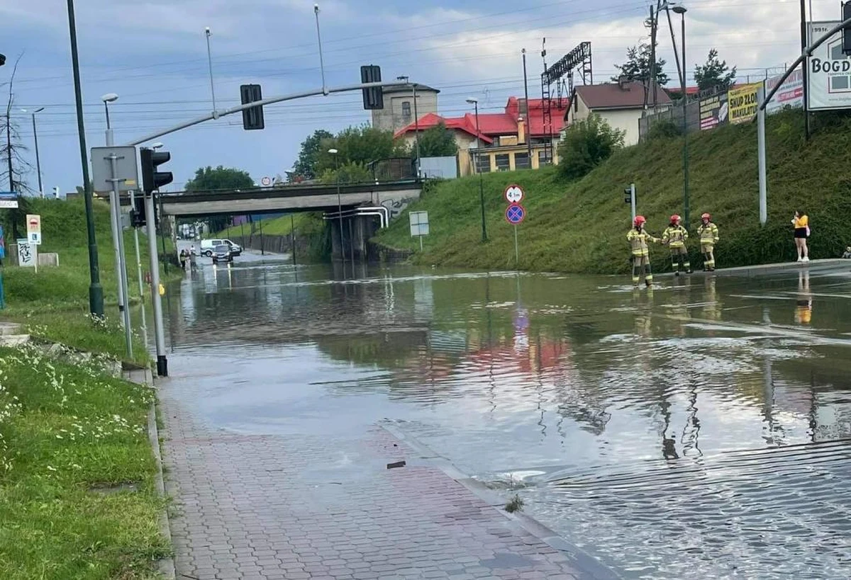 Potężna ulewa przeszła nad Nowym Sączem w Małopolsce. W ciągu kilkunastu minut spadło tyle deszczu, że nieprzejezdnych stało się kilka ulic w centrum miasta - informuje dziennikarz RMF FM Maciej Pałahicki. 