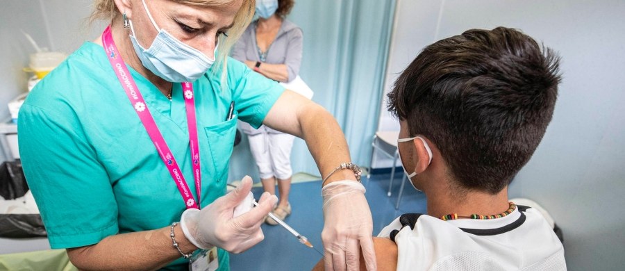 ​Irlandia rozszerzy szczepienia przeciw Covid-19 na dzieci w wieku 12-15 lat - poinformował we wtorek minister zdrowia tego kraju Stephen Donnelly. Mogą się one zacząć już w przyszłym tygodniu.