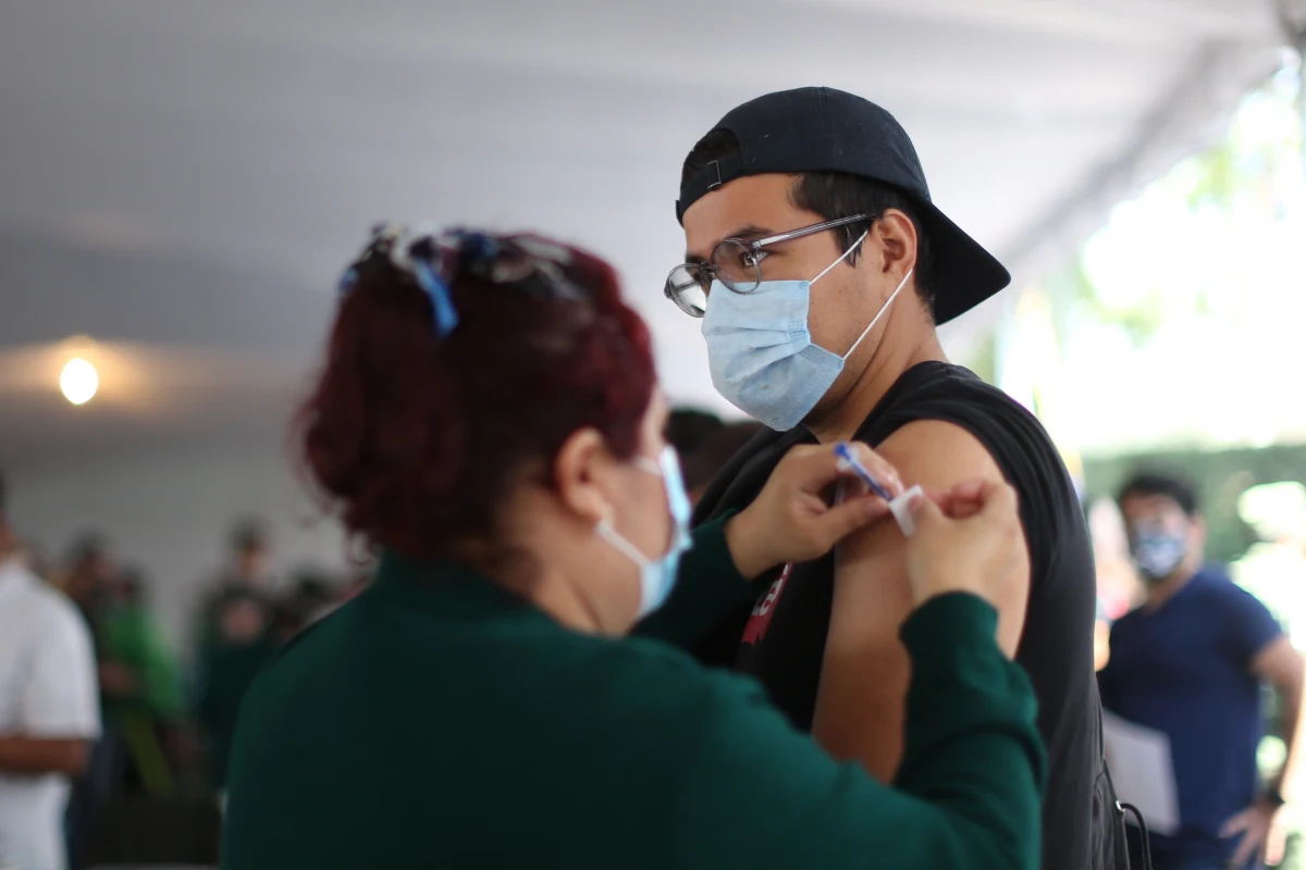 Osoby, które odmawiają przyjęcia szczepionki przeciw Covid-19, są samolubne i narażają życie innych na ryzyko - powiedział we wtorek brytyjski minister Michael Gove. Ostrzegł, że osoby te mogą mieć zakaz wstępu na niektóre wydarzenia i imprezy masowe.