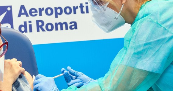 Italia: Se administraron seis dosis de la vacuna.  No hay carril