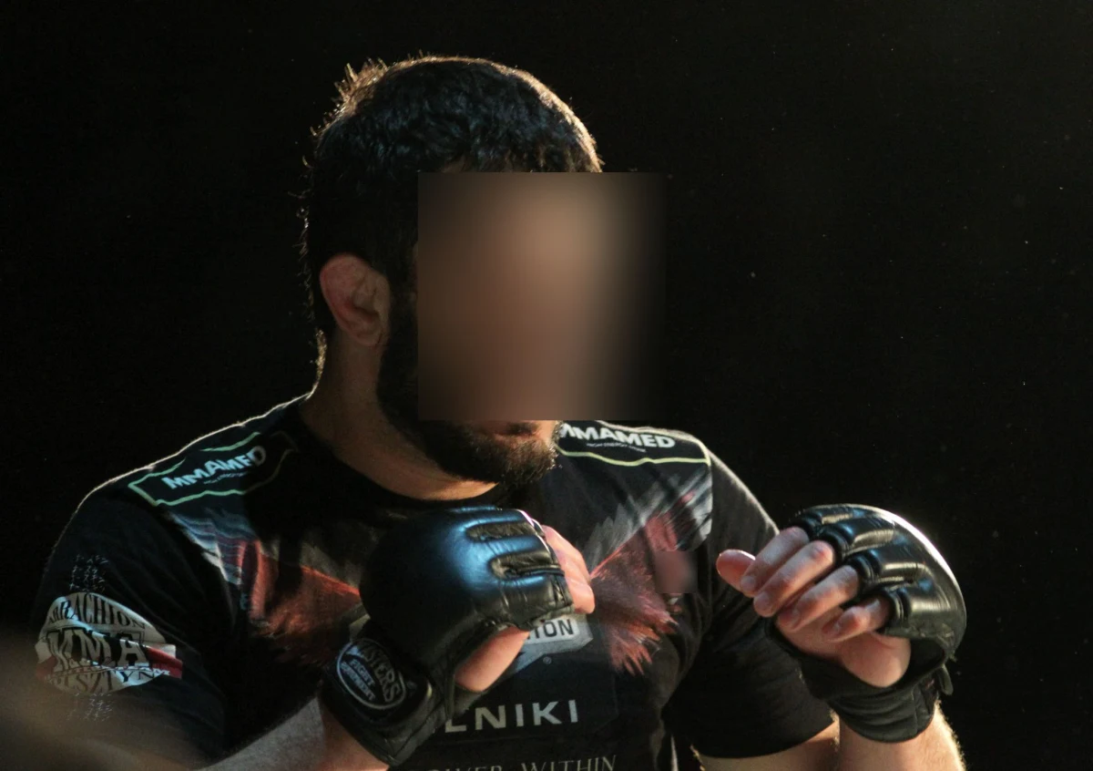 Słynny zawodnik MMA Mamed Ch. jest jedną z 17 osób oskarżonych łącznie o 140 czynów w tym za paserstwa samochodów i puszczanie w obieg podrobionych banknotów euro. Śląski wydział Prokuratury Krajowej w Katowicach skierował do sądu akt oskarżenia w tej sprawie. 