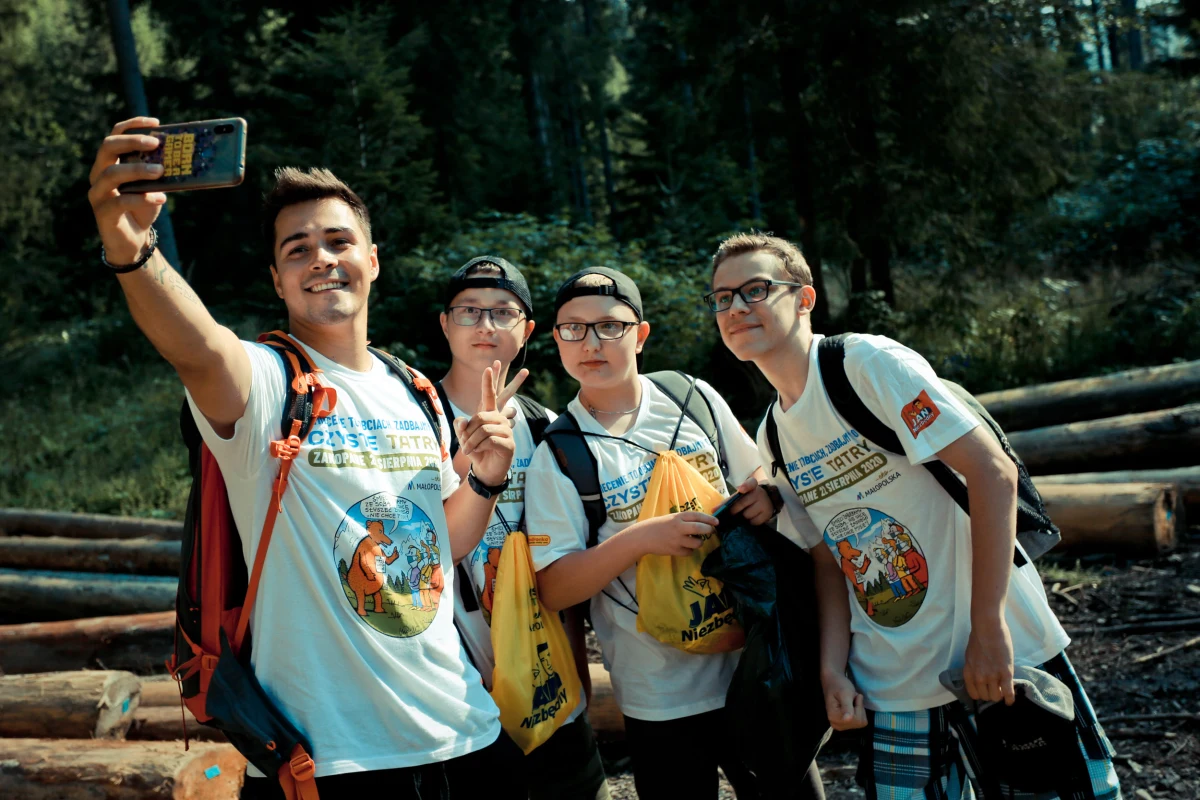 Już dziesiąty rok z rzędu wolontariusze Czystych Tatr wyjdą na szlaki, by pokazać, że śmiecenie w naturze to obciach. Projekt, który stawia sobie za cel przede wszystkim edukację i zmianę świadomości społecznej, zwraca uwagę na różne aspekty problemu. Po raz czwarty angażuje do działania najpopularniejszych twórców internetowych. Rezigiusz, Palion, N3jxiom, Yoshi i wielu innych znów będą z nami w ramach czwartego EkoMeetUp. 