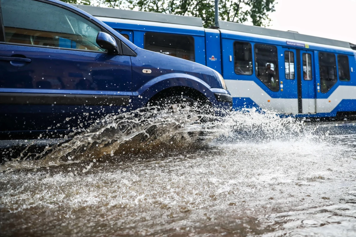 Do mieszkańców woj. świętokrzyskiego, kujawsko-pomorskiego, mazowieckiego, śląskiego, małopolskiego, łódzkiego i lubelskiego wysłano SMS-owe ostrzeżenia o burzach, ulewnym deszczu, silnym wietrze i gradzie – informuje dziś Rządowe Centrum Bezpieczeństwa.
