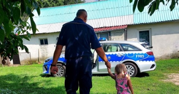 Policjanci z Rawy Mazowieckiej odnaleźli trzyletnią dziewczynkę, która wymknęła się spod opieki babci. Szła z psem ulicą. Była bez ubrania i butów - podała rzeczniczka rawskiej policji mł.asp. Agata Krawczyk.