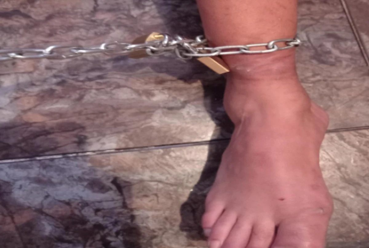 Policjanci z Madrytu uwolnili mężczyznę, którego dzieci przykuły łańcuchami do ściany. Osiem dni czekał na pomoc.