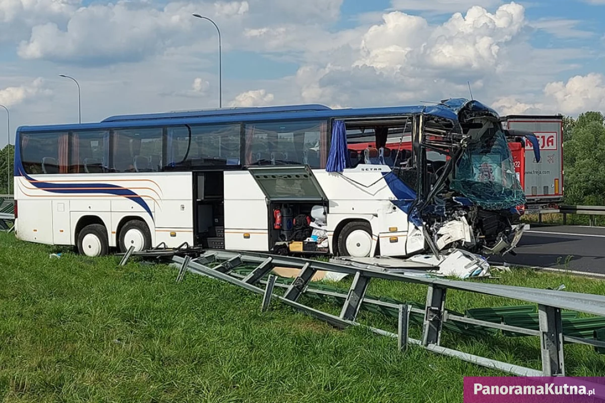Na autostradzie A1 na wysokości MOP Strzelce doszło do wypadku. Autobus wiozący dzieci z powiatu piaseczyńskiego wracające z obozu w Wałczu zderzył się tam z samochodem ciężarowym. 13 osób jest rannych. 