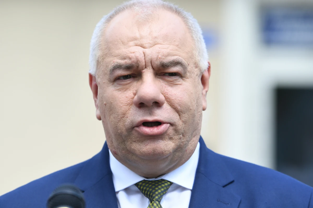 Sektor życia społecznego, jakim jest ochrona zdrowia, jest niezwykle ważny, można powiedzieć jest oczkiem w głowie naszego rządu - powiedział w środę na konferencji prasowej w Łańcucie na Podkarpaciu wicepremier i minister aktywów państwowych Jacek Sasin.