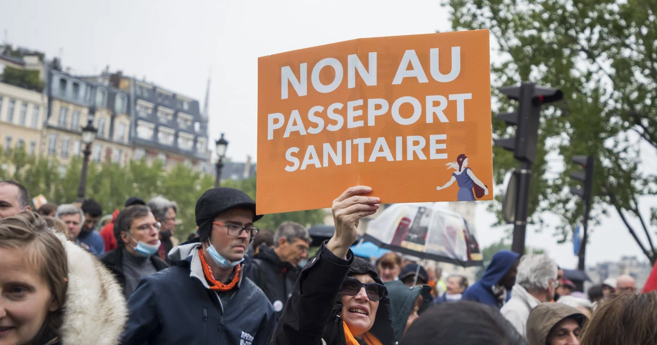 Manifestacja przeciw paszportom sanitarnym we Francji