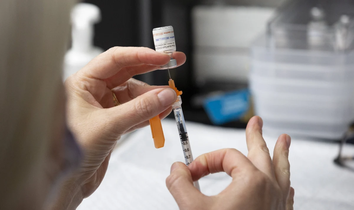 Trzecia dawka szczepionki firmy Pfizer/BioNTech "silnie" zwiększa ochronę przed wariantem Delta koronawirusa. Poziomy przeciwciał są pięciokrotnie wyższe niż po drugiej dawce - twierdzi producent leku.