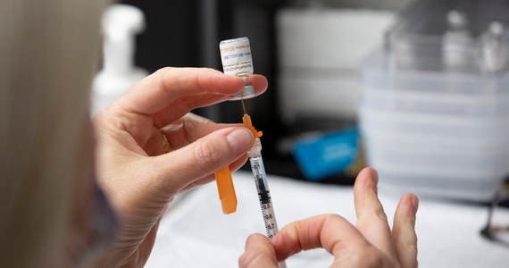 Trzecia dawka szczepionki firmy Pfizer/BioNTech "silnie" zwiększa ochronę przed wariantem Delta koronawirusa. Poziomy przeciwciał są pięciokrotnie wyższe niż po drugiej dawce - twierdzi producent leku.