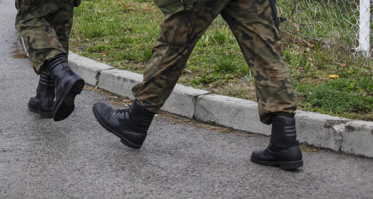 ​Zatrzymanych zostało dziesięciu żołnierzy 6. Batalionu Dowodzenia w Krakowie. Mężczyźni są podejrzani o wręczenie dowódcy łapówki w zamian za skierowanie ich na misję zagraniczną do Kosowa oraz na kursy podoficerskie. To kolejne zatrzymania w jednostce.