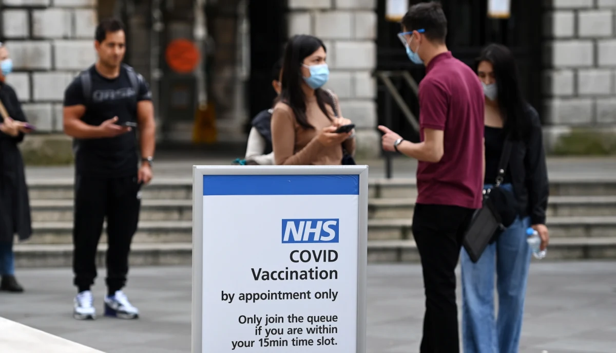 W Wielkiej Brytanii skończyła się w środę seria siedmiu dni ze spadającą liczbą nowo wykrytych zakażeń koronawirusem, ale łączny bilans z ostatnich siedmiu dni wciąż jest wyraźnie niższy niż był w poprzednich siedmiu.