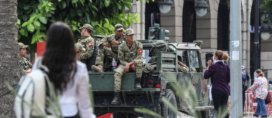 Władze Tunezji wszczęły śledztwo przeciwko trzem partiom politycznym podejrzewanym o otrzymywanie zagranicznego finansowania - poinformował w środę Reuters opierając się na źródle w organach sądowych. Śledztwem objęto dwie największe partie zawieszonego w niedzielę parlamentu.