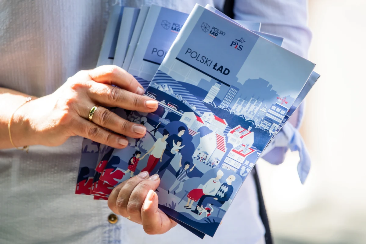 Rząd nałoży 9-proc. daninę na zarobki setek tysięcy osób zasiadających we władzach spółek - donosi w czwartek "Rzeczpospolita". "Chodzi o członków zarządów i prezesów spółek, którzy zarabiali do tej pory bez potrącania żadnych składek. Rząd w art. 13 Polskiego Ładu zapisał, że osoby zatrudnione wyłącznie na podstawie powołania będą musiały zapłacić 9-proc. składkę zdrowotną od swoich zarobków. Dotknie to 80 proc., jeśli nie więcej, działających w Polsce spółek" - zaznacza gazeta. 