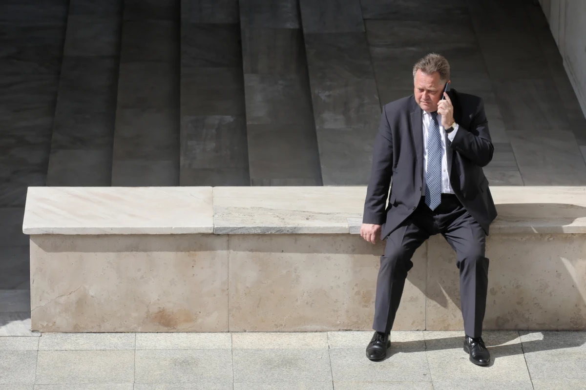 Chociaż Jarosław Zieliński odszedł z Ministerstwa Spraw Wewnętrznych i Administracji pod koniec listopada 2019 r. i formalnie nie przysługuje mu ochrona Służby Ochrony Państwa, jest regularnie widywany w towarzystwie funkcjonariuszy. Jak nieoficjalnie ustaliła Interia, ich miesięczna ochrona kosztuje ponad 35 tys. zł. "Jeżeli chodzi o akty agresji czy pogróżki, doświadczam ich nieustannie" - mówi polityk PiS.