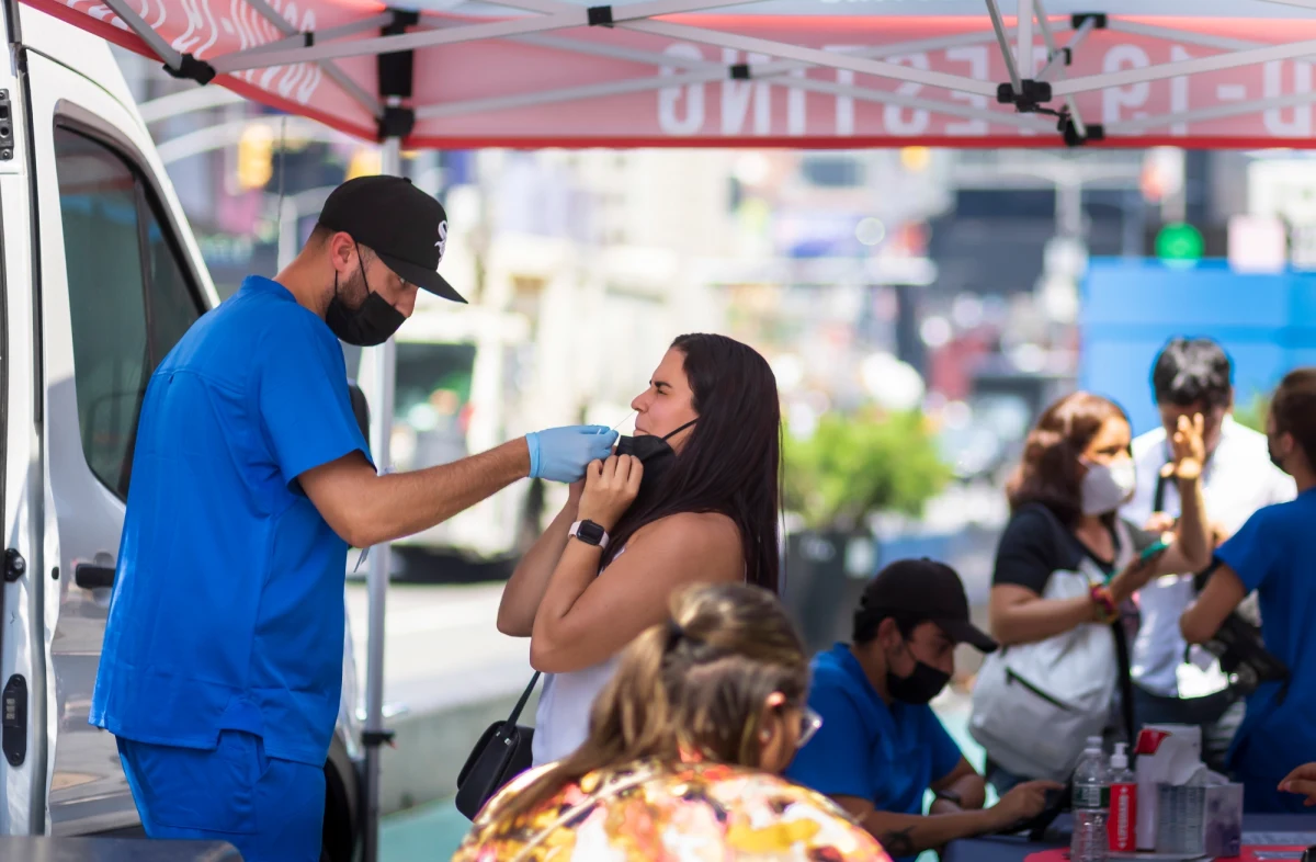 Ministerstwo Zdrowia poinformowało o 167 nowych przypadkach zakażenia koronawirusem. Zmarło pięć osób, które chorowały na Covid-19.