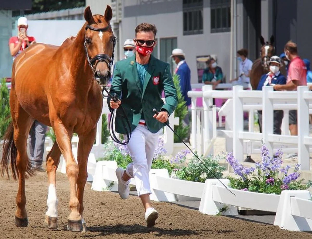 Dziewięciokrotny mistrz Polski we wszechstronnym konkursie konia wierzchowego Paweł Spisak nie wystąpi na swoich piątych igrzyskach. Jak informuje specjalny wysłannik RMF FM do Tokio Patryk Serwański, chodzi o problemy zdrowotne konia, którego miał dosiadać nasz jeździec. W drużynowym występie Spisaka zastąpi Jan Kamiński.