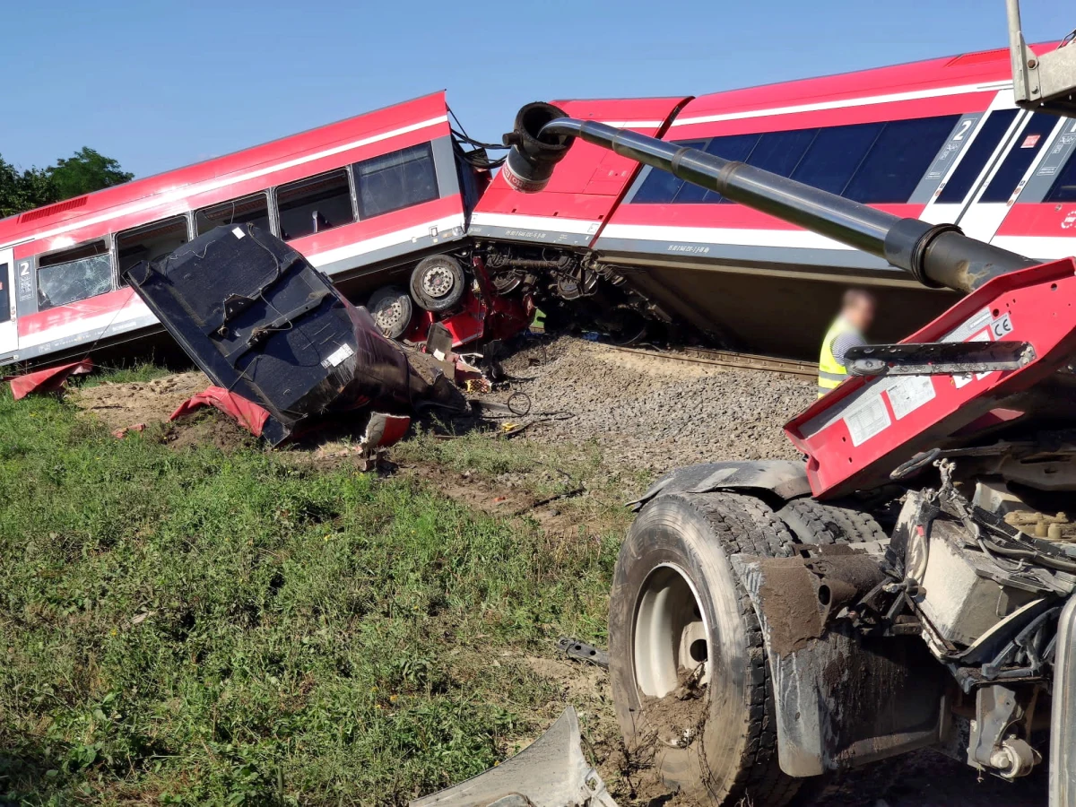 Osiem osób zostało rannych w wyniku zderzenia pociągu relacji Szczecin – Tantow z samochodem ciężarowym w Kołbaskowie w woj. zachodniopomorskim. Z pociągu ewakuowano 39 osób. 