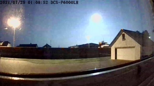 Silny błysk światła z dużego meteorytu zaobserwowano nad południową Norwegią. To skała, która znajdowała się na kursie kolizyjnym z Ziemią. Meteor rozświetlił też niebo w Waxahachie w Teksasie.