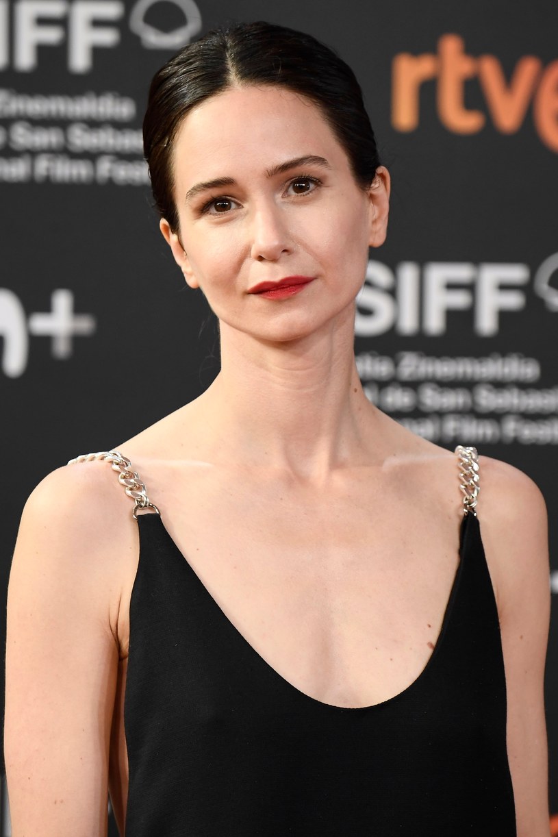 Katherine Waterston, gwiazda serii filmów "Fantastyczne zwierzęta", nigdy nie ukrywała, że nie zgadza się z poglądami głoszonymi przez J.K Rowling, autorką książki na podstawie której powstał ów film. W ubiegłym roku oburzenie społeczności transpłciowej wzbudziły wątki, jakie pojawiły się w jej nowej książce. Teraz aktorka znów zabrała głos na ten temat. Tłumaczy, że to dla niej ważne, by mocno wyrazić swoje wsparcie osobom transpłciowym urażonych komentarzami J.K. Rowling.