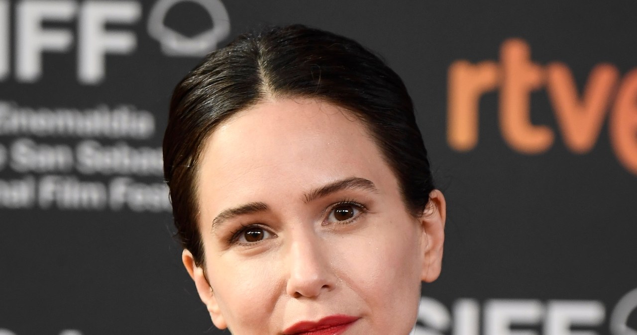 Katherine Waterston, gwiazda serii filmów "Fantastyczne zwierzęta", nigdy nie ukrywała, że nie zgadza się z poglądami głoszonymi przez J.K Rowling, autorką książki na podstawie której powstał ów film. W ubiegłym roku oburzenie społeczności transpłciowej wzbudziły wątki, jakie pojawiły się w jej nowej książce. Teraz aktorka znów zabrała głos na ten temat. Tłumaczy, że to dla niej ważne, by mocno wyrazić swoje wsparcie osobom transpłciowym urażonych komentarzami J.K. Rowling.