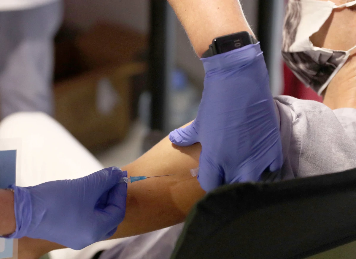 Zero tolerancji dla przeciwników programu szczepień, którzy łamią prawo. Takie są ustalenia po rozmowach szefostwa policji z przedstawicielami MSWiA -  dowiedział się reporter RMF FM. 

