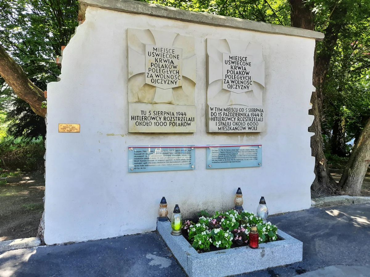 1 sierpnia dziennikarze RMF FM razem z harcerzami ze Związku Harcerstwa Polskiego ustawią znicze przy wszystkich miejskich tablicach upamiętniających śmierć Polaków w trakcie Powstania Warszawskiego. Przez cały dzień w Faktach RMF FM reporterzy opowiadać będą o stołecznych tablicach i wydarzeniach z nimi związanych.