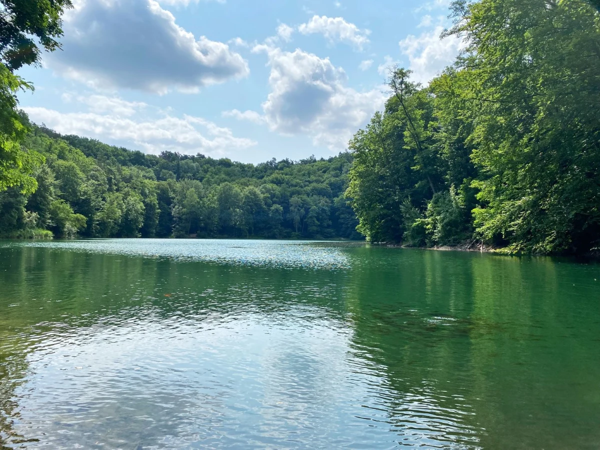 W naszym wakacyjnym cyklu o "zagranicznych" atrakcjach w Polsce tym razem odwiedzamy Szczecin. Tam, na osiedlu Zdroje na obszarze Parku Krajobrazowego Puszcza Bukowa położone jest sztuczne Jezioro Szmaragdowe. Zawdzięcza swą nazwę charakterystycznemu zabarwieniu wody, co jest skutkiem zawartości węglanu wapnia. Według niektórych przypomina Hamilton Pool Preserve w Teksacie. Zobaczcie to sami!