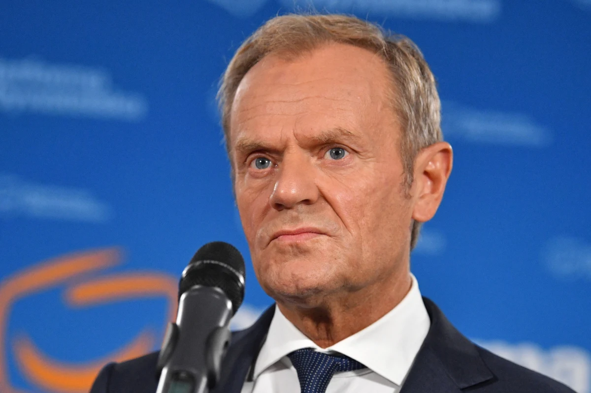 Lider Platformy Obywatelskiej Donald Tusk ocenił, że prezesa Najwyższej Izby Kontroli Mariana Banasia należy traktować jako "politycznego świadka koronnego". "Świadka koronnego, który chce zeznawać w sprawie mafii politycznej, której był uczestnikiem, a dzisiaj jest gotów z różnych powodów mówić prawdę na temat tego, co tam się dzieje" - podkreślił. "Jak każdy świadek koronny, także ten polityczny świadek koronny wymaga ochrony" - dodał.
