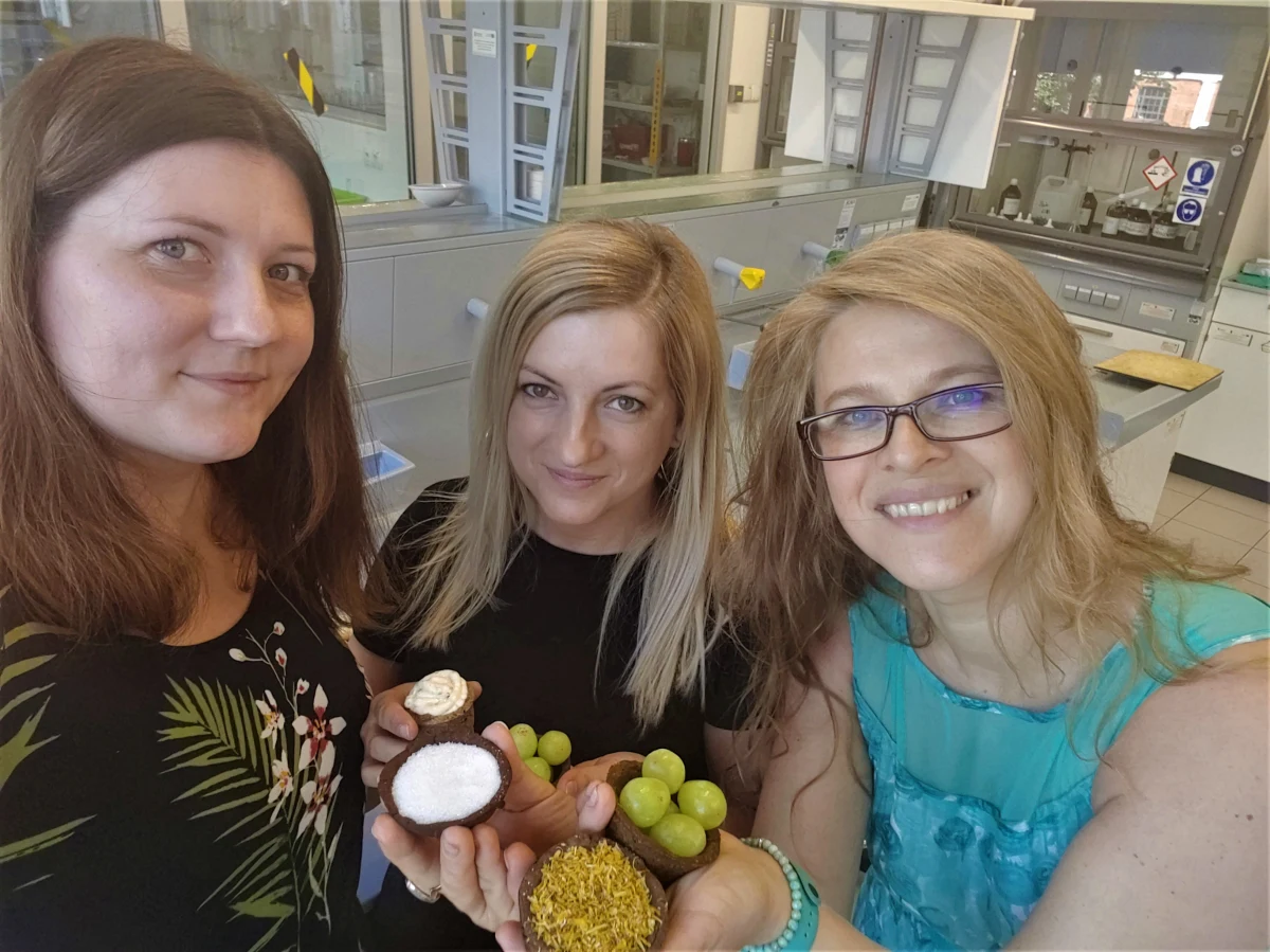 Są ekologiczne, biodegradowalne, z naturalnych surowców i zostawiają bardzo niewielki ślad węglowy. Mowa o jadalnych opakowaniach, które powstały na Politechnice Łódzkiej. Trzy badaczki stworzyły nieskomplikowaną technologię, która pozwala wytwarzać pojemniki na żywność z odpadów roślinnych. To jest właśnie najbardziej nowatorskie, bo rozwiązania do tej pory proponowane na świecie zakładały wykorzystanie pełnowartościowego surowca roślinnego. Polski pomysł wykorzystuje np. wytłoczki owoców, pozostałe po wyprodukowaniu soków.