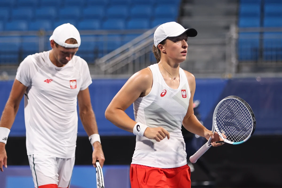 ​Iga Świątek i Łukasz Kubot przegrali z reprezentantami Rosyjskiego Komitetu Olimpijskiego Jeleną Wiesniną i Asłanem Karacewem 4:6, 4:6 w ćwierćfinale miksta w olimpijskim turnieju tenisowym w Tokio.