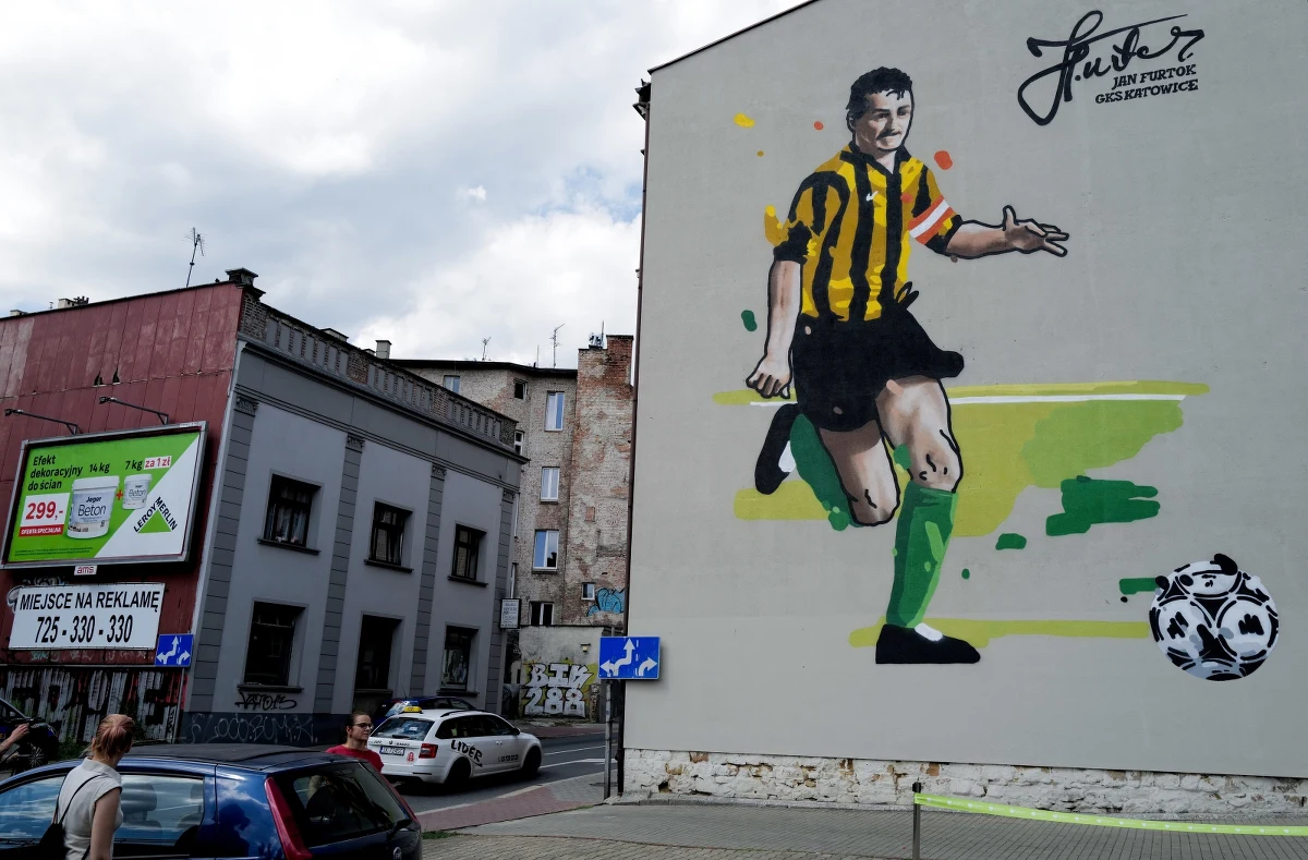Katowice mają od dziś nowy mural. Na ścianie kamienicy w śródmieściu, stojącej tuż przy trasie kolejowej, widnieje postać Jana Furtoka, byłego piłkarza.