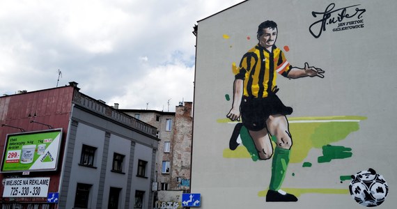 Katowice mają od dziś nowy mural. Na ścianie kamienicy w śródmieściu, stojącej tuż przy trasie kolejowej, widnieje postać Jana Furtoka, byłego piłkarza.