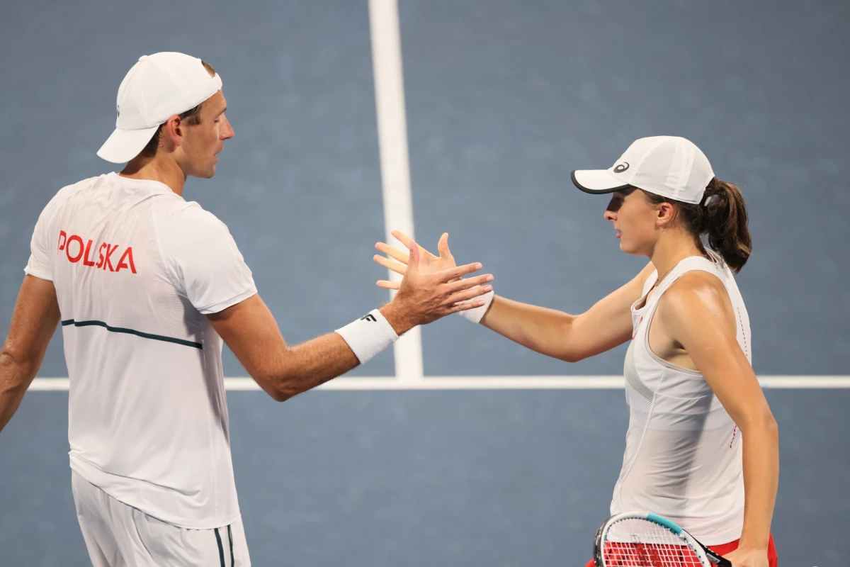 Iga Świątek i Łukasz Kubot przegrali z reprezentantami Rosyjskiego Komitetu Olimpijskiego Jeleną Wiesniną i Asłanem Karacewem 4:6, 4:6 w ćwierćfinale miksta w olimpijskim turnieju tenisowym w Tokio. "Igrzyska mają swoją specyfikę i liczy się tu więcej doświadczenia. Czasem ciężej jest zaprezentować podczas nich taką samą formę jak w innych turniejach. Dość często wygrywają osoby, które wcześniej nie były faworytkami. Choćby w Rio de Janeiro Monica Puig. Jest bardzo dużo porażek faworytów" - tłumaczyła po meczu Świątek. 