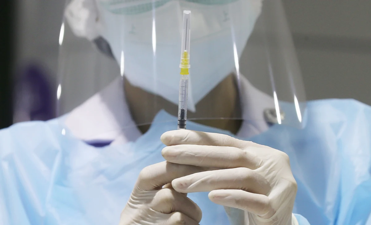 Dobowa liczba nowo wykrytych przypadków koronawirusa w Wielkiej Brytanii znów przekroczyła 30 tys., jednak jak podała w czwartek rządowa agencja Public Health England, w samej tylko Anglii szczepienia zapobiegły ok. 60 tys. zgonów i 22 mln zakażeń.