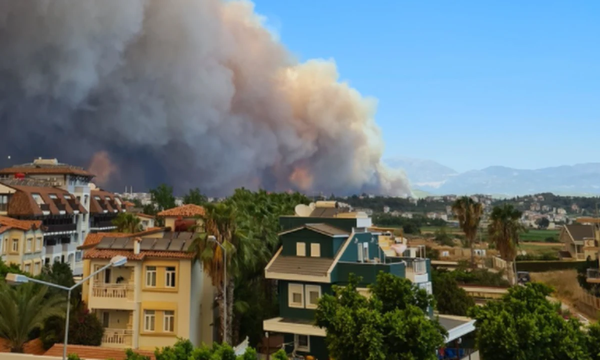 ​W Turcji w pożarze lasu w pobliżu miasta Manavgat oddalonego około 70 km od turystycznego miasta Antalya zginęły trzy osoby - poinformowały tureckie media. Setki pracowników służb ratowniczych wspomagane helikopterami i samolotem gaśniczym próbują opanować pożar. Polskie Ministerstwo Spraw Zagranicznych zaapelowało do turystów o czujność.